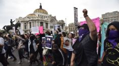 Encapsulan a feministas durante marcha; otras montan bazar simbólico en Reforma 222: VIDEO