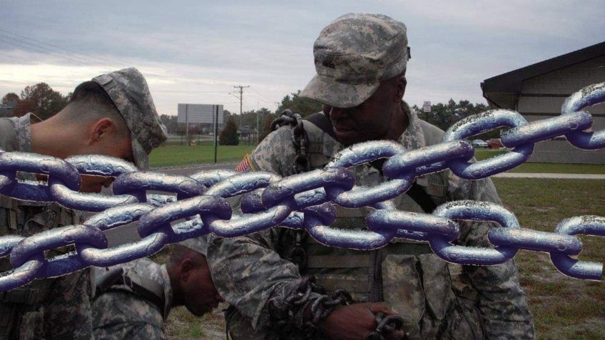 Obligan a afroamericano a llevar CADENAS en entrenamiento de la Guardia Nacional de EU