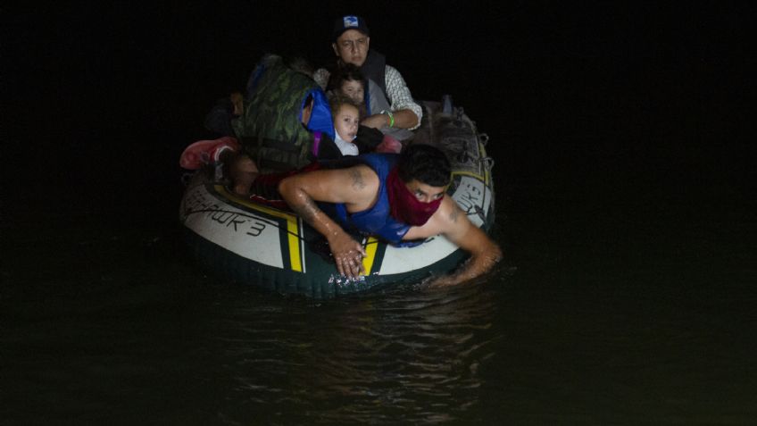 Rescatan a dos NIÑAS al borde de la MUERTE, tras caer al Río Bravo: VIDEO