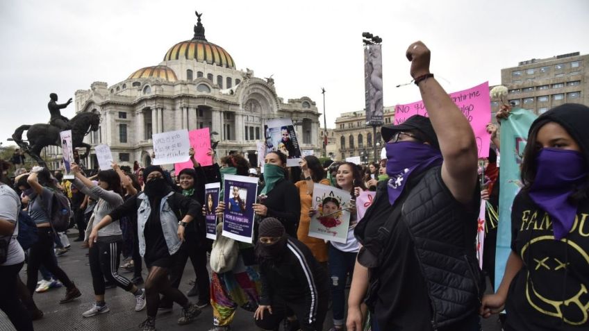 Encapsulan a feministas durante marcha; otras montan bazar simbólico en Reforma 222: VIDEO