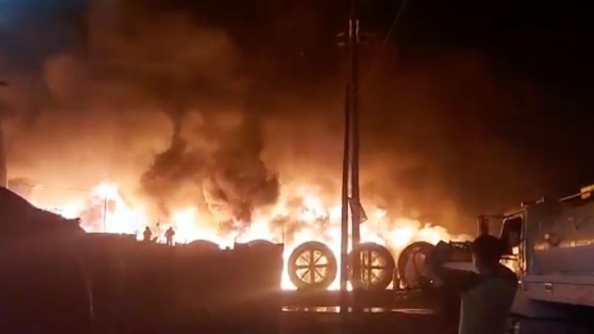 Bomberos combaten FUERTE incendio en fabrica de rollos de cable en Edomex | VIDEO