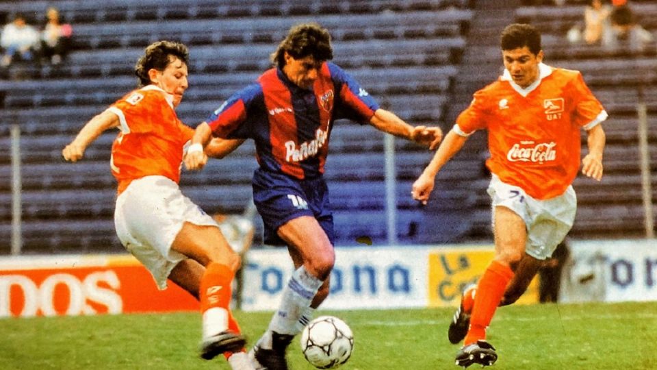 CAMPEÓN. Rubén Omar Romano comandó al Atlante en la exitosa década de los 90; aquí enfrentando a Correcaminos. Foto: Especial