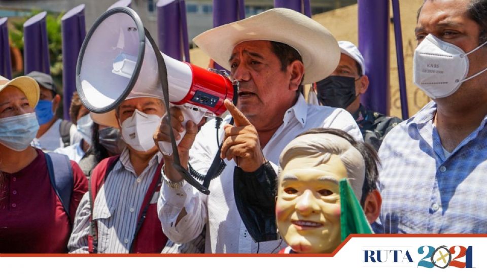 El morenista encabezó una caravana que partió de Chilpancingo y arribó a las instalaciones del Instituto Nacional Electoral. Foto: Especial