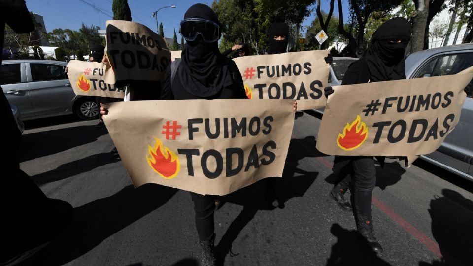 Mujeres protestan en la Ciudad de México contra la violencia de género. Foto: Leslie Pérez