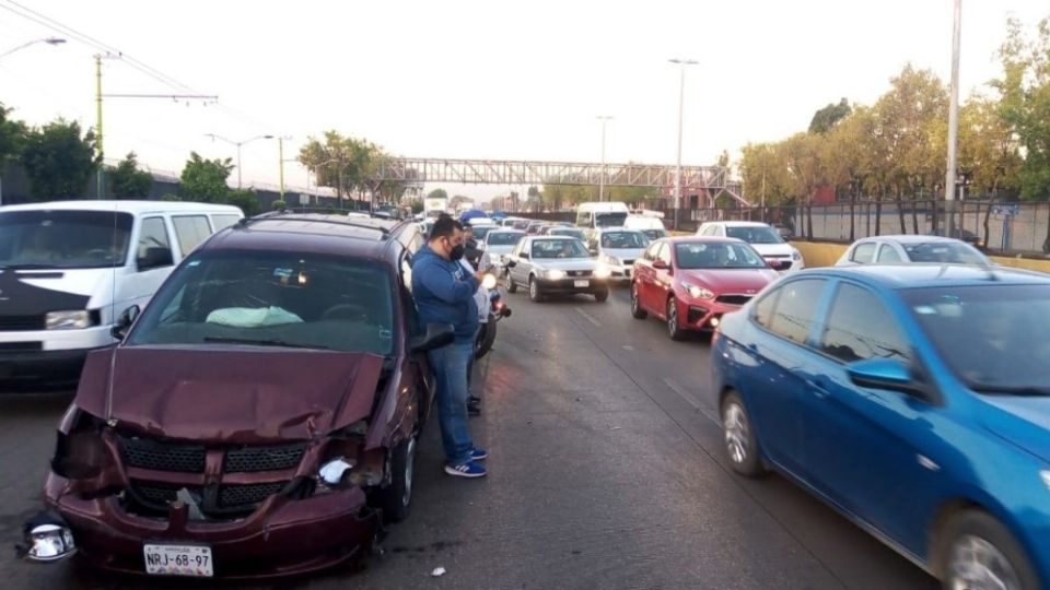 Al menos siete vehículos se vieron involucrados en el accidente; se reporta un lesionado. FOTO: ESPECIAL