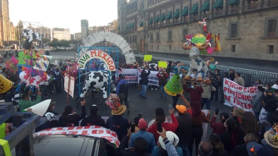 Alrededor de 600 productores de pirotecnia protestaron frente a Palacio Nacional. Foto: Especial