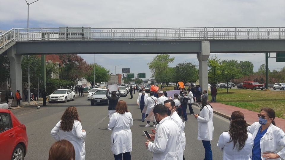 Los médicos protestaron en distintos puntos de Nuevo León para exigir que se les aplique la vacuna contra el Covid-19. Foto: Especial