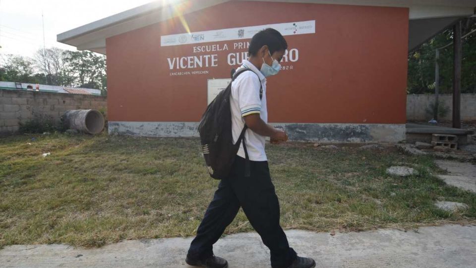 Niño en camino a su escuela en su regreso a clases. Foto: Cuartoscuro