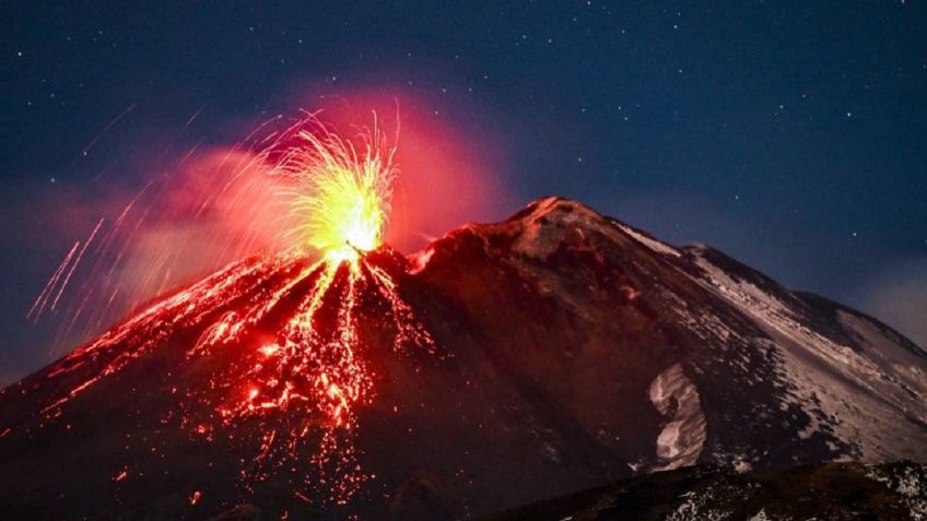 INCREÍBLES IMÁGENES: Volcán Etna en plena erupción, jóvenes se aventuraron a verlo de cerca