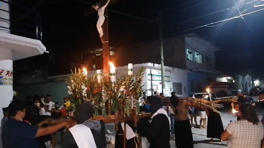 VIDEO: Pese a restricciones por Covid-19, realizan procesión de "los agachados" en Guerrero