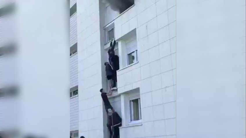 ¡Fe restaurada! Jóvenes se unen para crear ESCALERA humana y RESCATAR a familia de un incendio: VIDEO