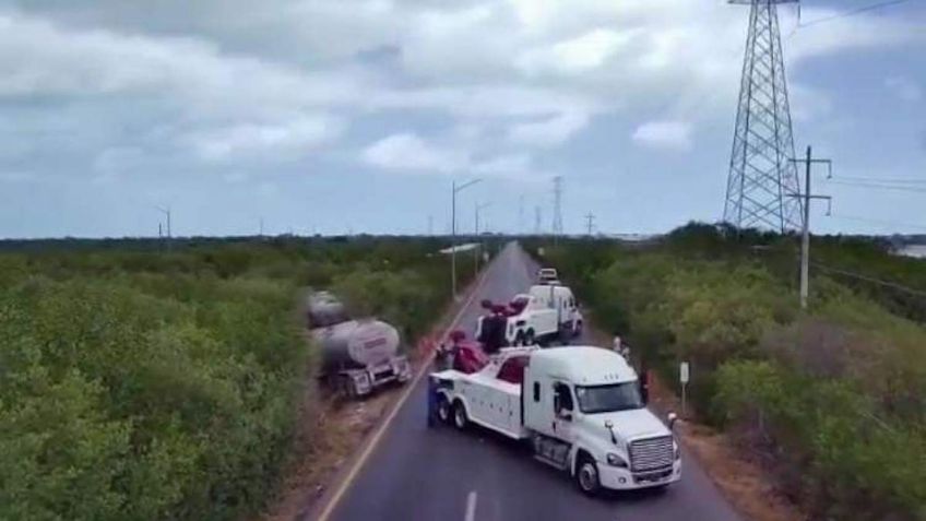 Pipa cae y causa daño a manglar en carretera de Yucatán