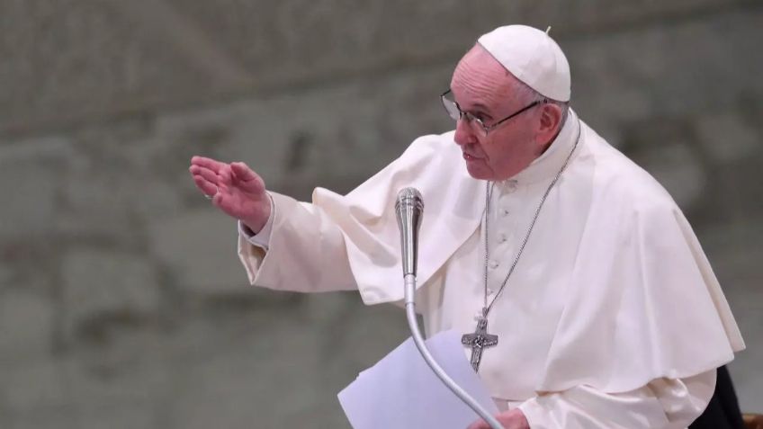 Papa Francisco preside vía crucis en una plaza desierta del Vaticano