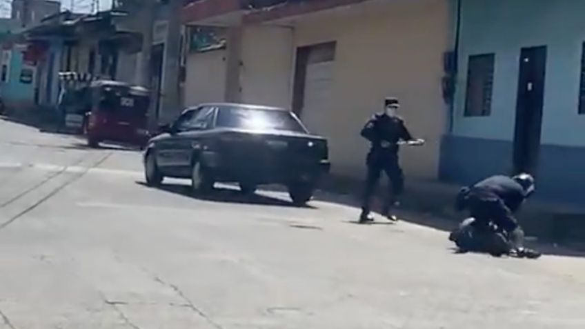 FUERTES IMÁGENES: Hombre intenta salvar a su amigo de ser detenido y lo atropella