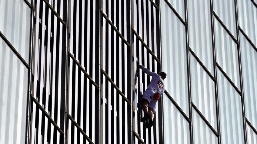 ¡VIDEO INCREÍBLE! Joven británico escala 20 pisos de un hotel en 20 minutos, sin cuerda