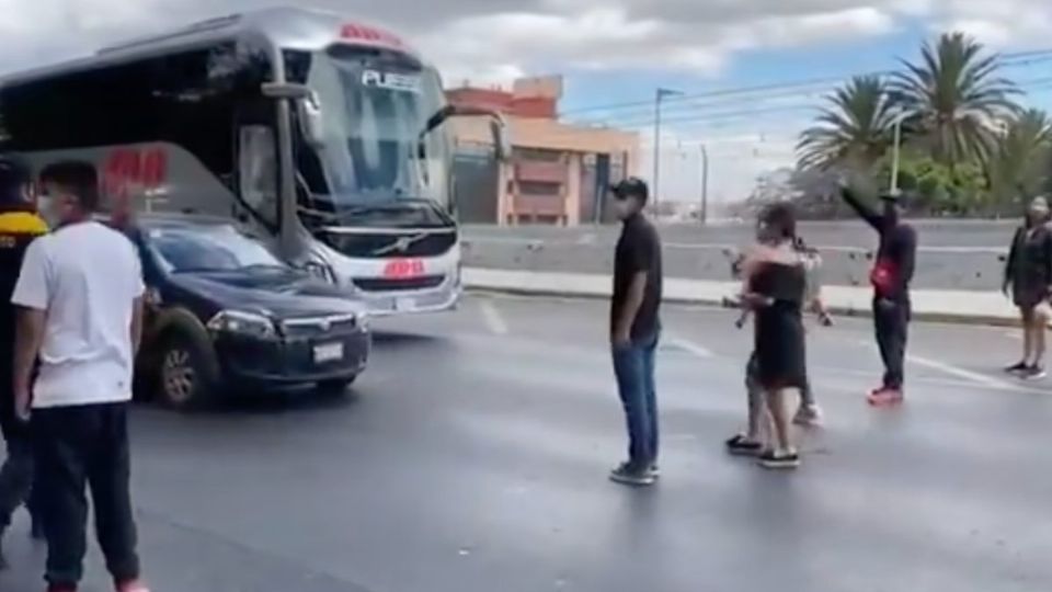 La manifestación provocó varios problemas viales en la Cda. Zaragoza. Foto: Especial