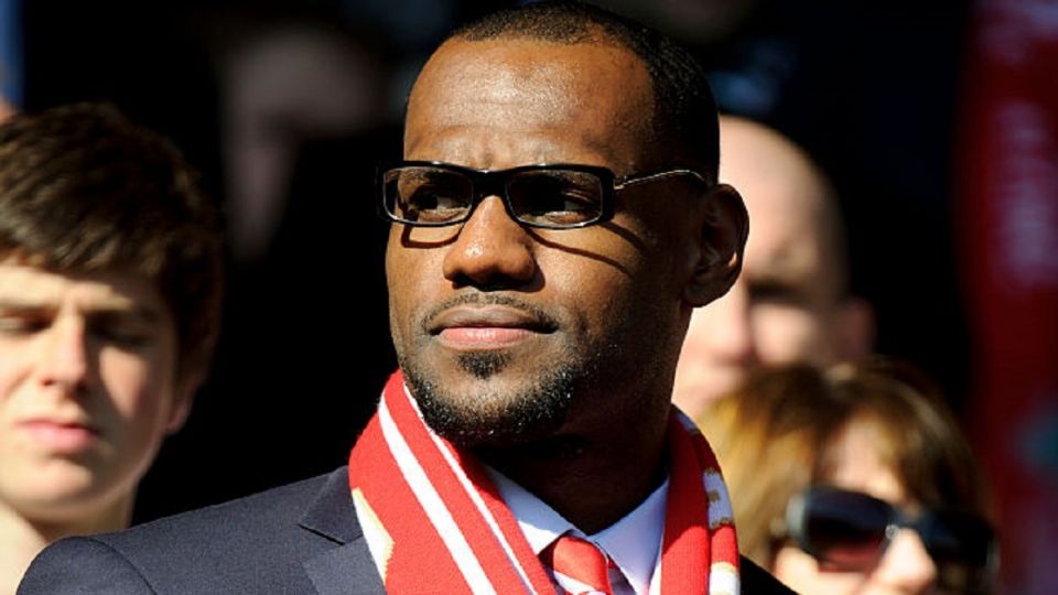 LeBron James en un evento del Liverpool inglés; desea un equipo para la NBA