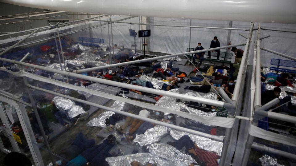 Niños, niñas y adolescentes migrantes son retenidos en un centro especial en Donna, Texas; el más grande en EU. Foto: AP