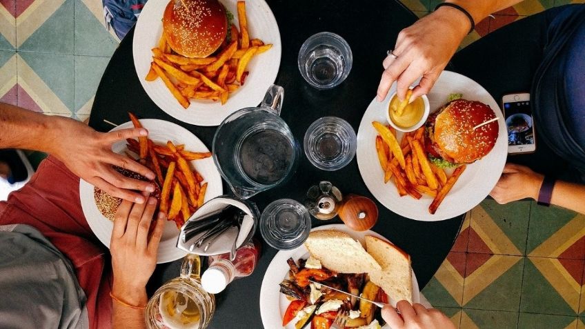 Restaurante ofrece un año de hamburguesas gratis a quien se tatúe su nombre