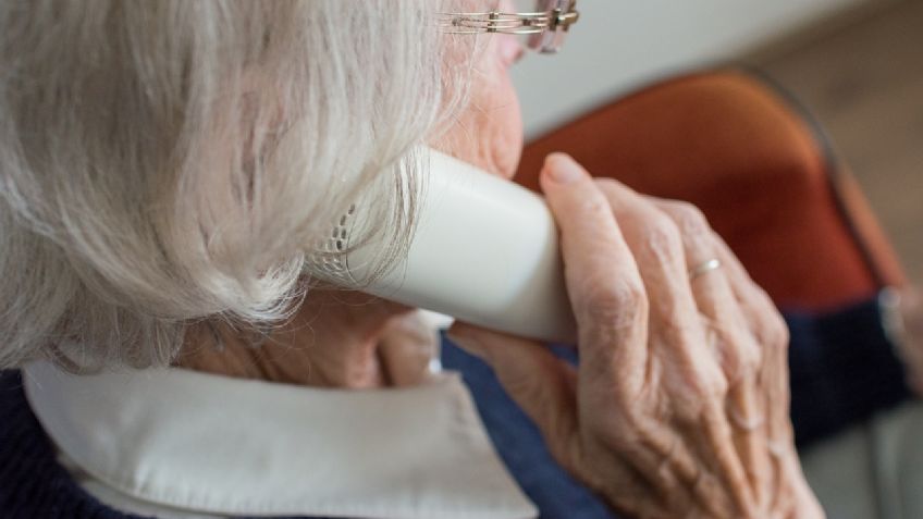 Estafan por teléfono a abuelita; le quitan los ahorros de su vida y queda en la calle