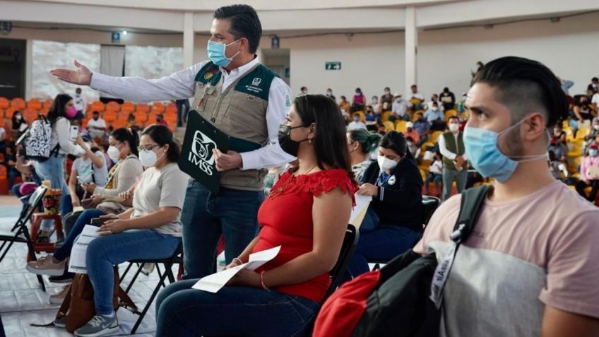 Zoé Robledo supervisa vacunación contra Covid-19 a maestros de Chiapas