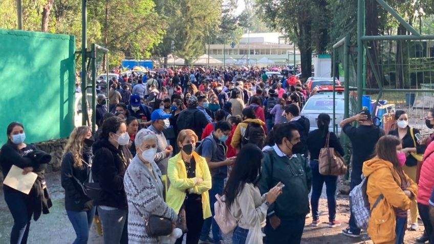 Docentes abarrotan zona universitaria de Xalapa para recibida la vacuna contra el Covid-19