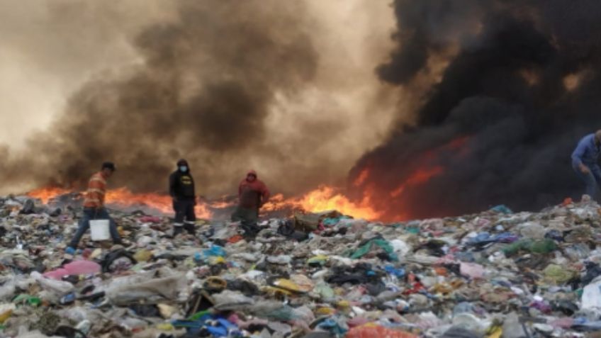 Registran fuerte incendio en el tiradero de basura en Nezahualcóyotl