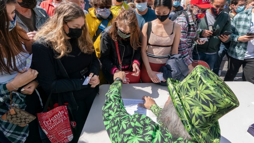 Activistas regalan cigarros de marihuana a personas vacunadas contra el Covid-19