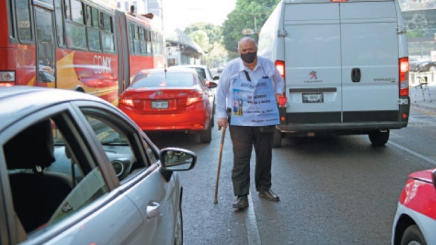 Abuelitos empacadores esperan regreso a las tiendas