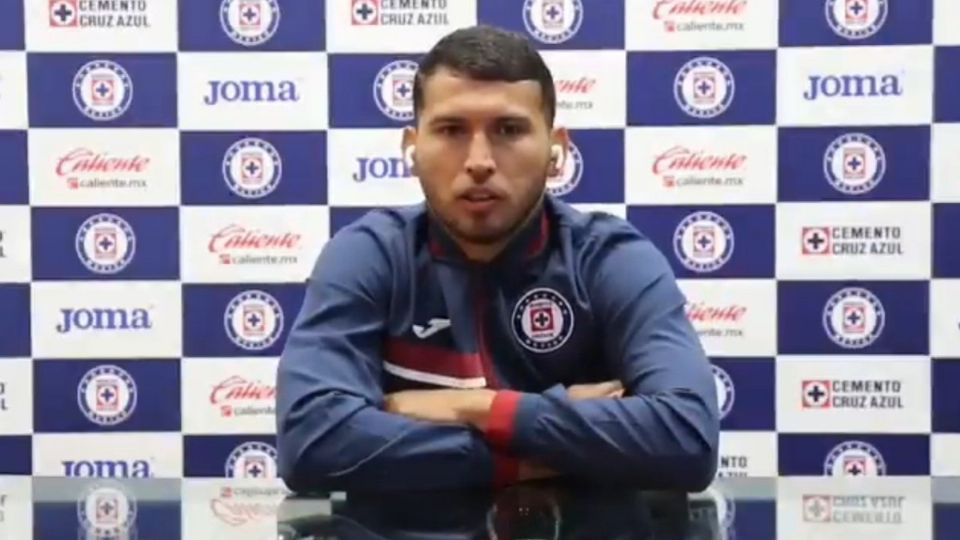 Juan Escobar, defensa de Cruz Azul, aseguró que buscarán mantener el liderato en el torneo. Foto: Especial