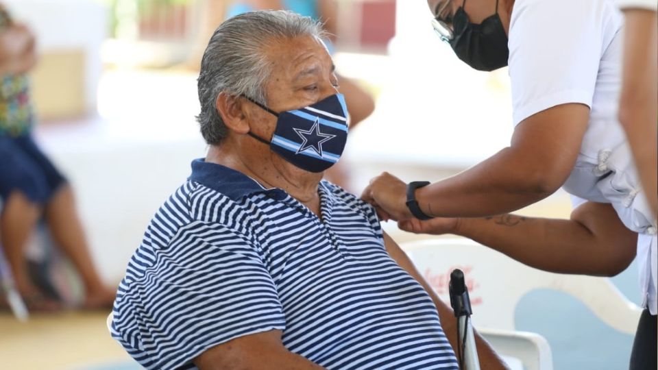 El total de primeras dosis aplicadas en el personal de salud de primera línea es de nueve mil 637 Foto: Especial