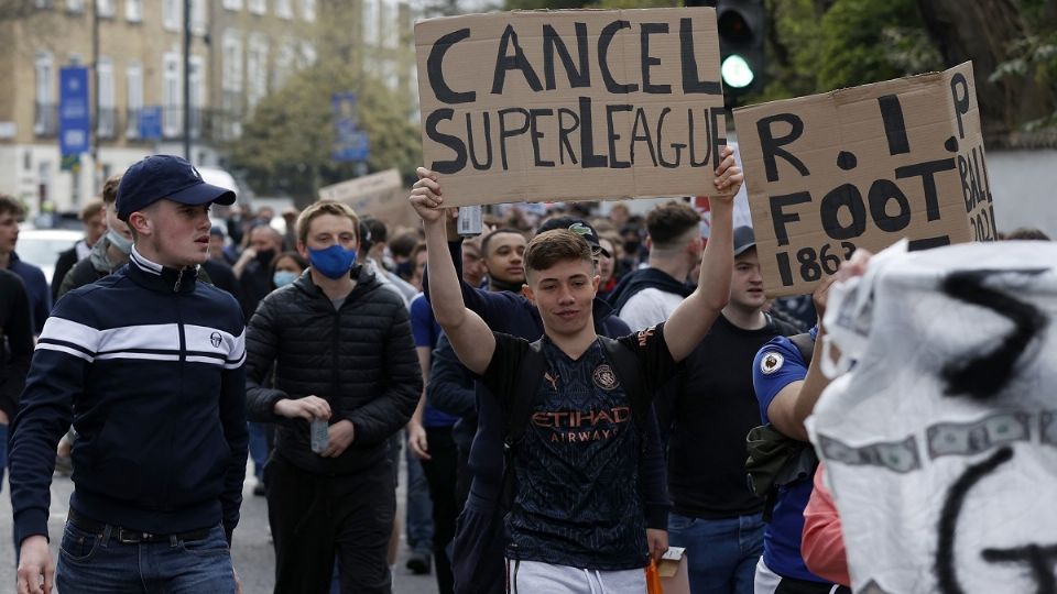 Manifestantes ingleses y, de otros países, se han opuesto a la creación de la Superliga de Europa. Foto: AFP