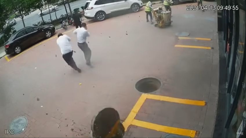 VIDEO VIRAL: Por accidente, trabajadores chinos causan fuerte explosión que hace que coladeras salgan disparadas