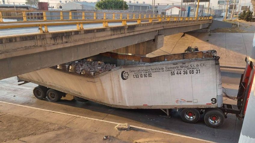 Trailer con despensas para campaña termina atorado en puente de San Luis Potosí