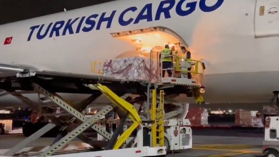 Las vacunas provenientes de Rusia llegaron durante la madrugada al Aeropuerto Internacional de la CDMX. Foto: Especial