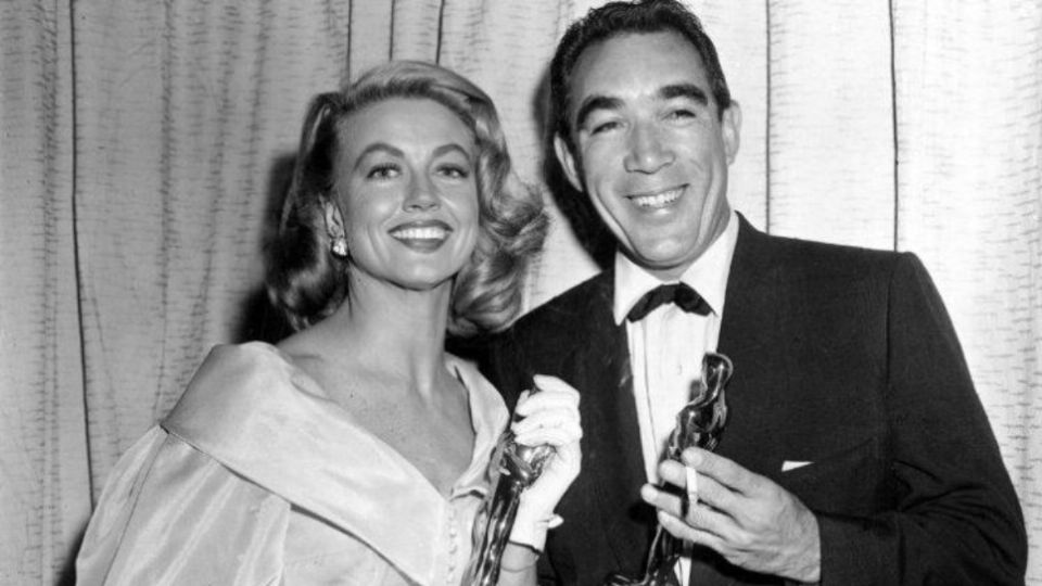 Los ganadores del Oscar en 1957, Dorothy Malone y Anthony Quinn. Foto: AP.
