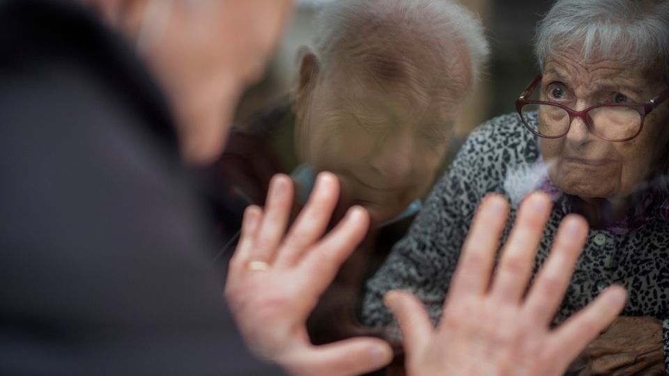 Abuelito visita a su esposa en un asilo a través de una ventana ante Covid-19. Foto: AP