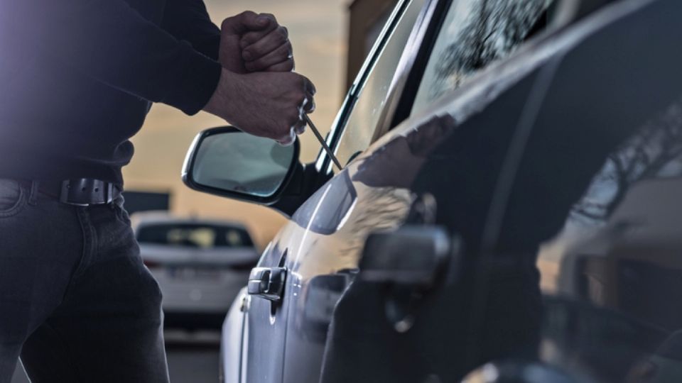 Enseguida, ambos colocan sus manos sobre la parte superior de la puerta del copiloto y comienzan a jalar