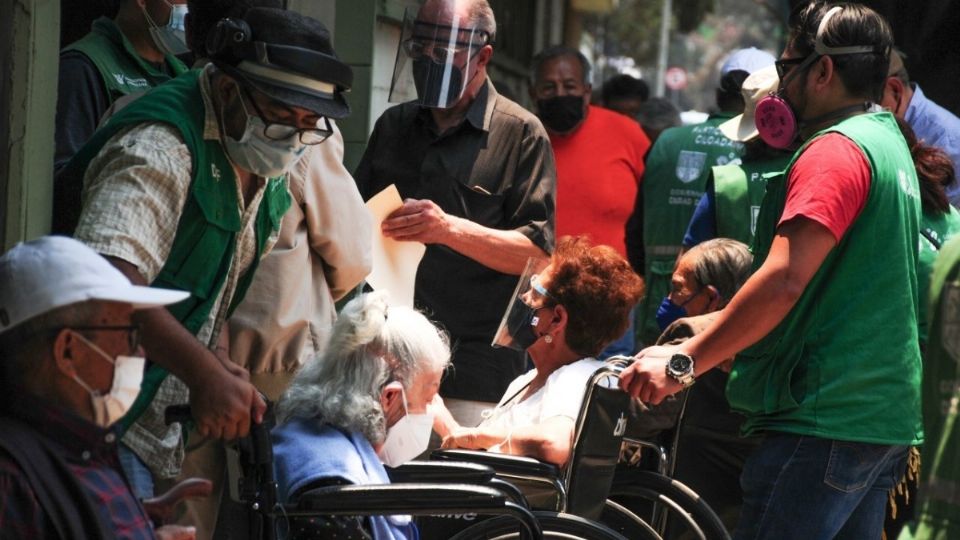 La campaña de vacunación se mantiene en la CDMX. Foto: Cuartoscuro