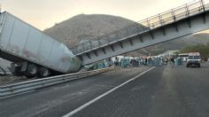 Colapsa puente peatonal sobre tráiler en la carretera Querétaro-San Luis Potosí | FOTO