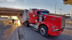 Equipos de campaña de candidatos punteros reaccionan por el tráiler con despensas accidentado en SLP