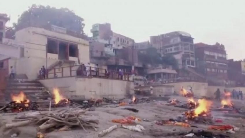 FOTOS IMPACTANTES: MUERTOS por CORONAVIRUS son quemados en mitad de las calles en India