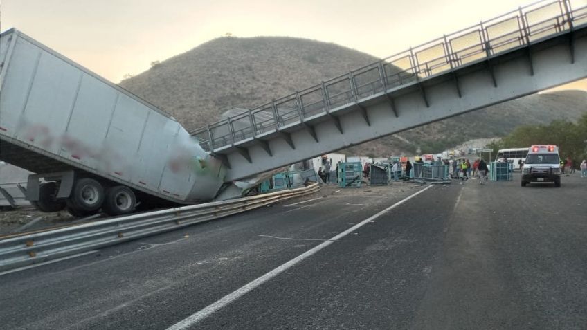 Colapsa puente peatonal sobre tráiler en la carretera Querétaro-San Luis Potosí | FOTO