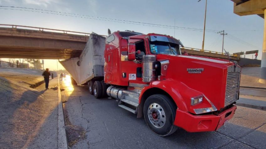 Equipos de campaña de candidatos punteros reaccionan por el tráiler con despensas accidentado en SLP