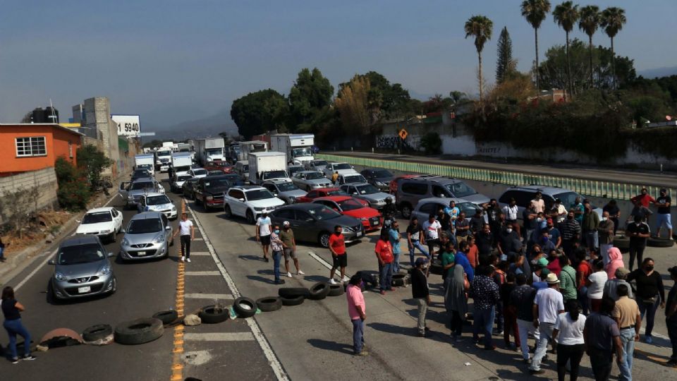 Vecinos de Cuernavaca bloquearon el paso exprés hacia Acapulco; reclaman falta de agua. Foto: Cuartoscuro