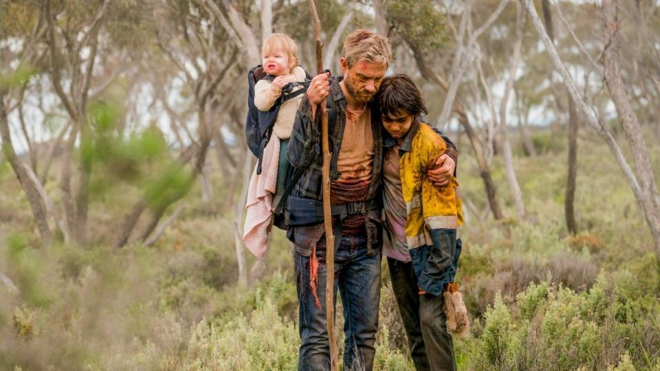 Imagen de la película de suspenso y ciencia ficción 'Cargo'. Foto: Netflix