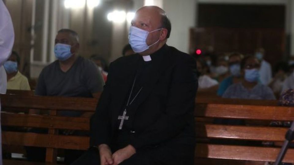 SEVERO. El nuncio (derecha) ha criticado la violencia generada por grupos delincuenciales. Foto: Especial