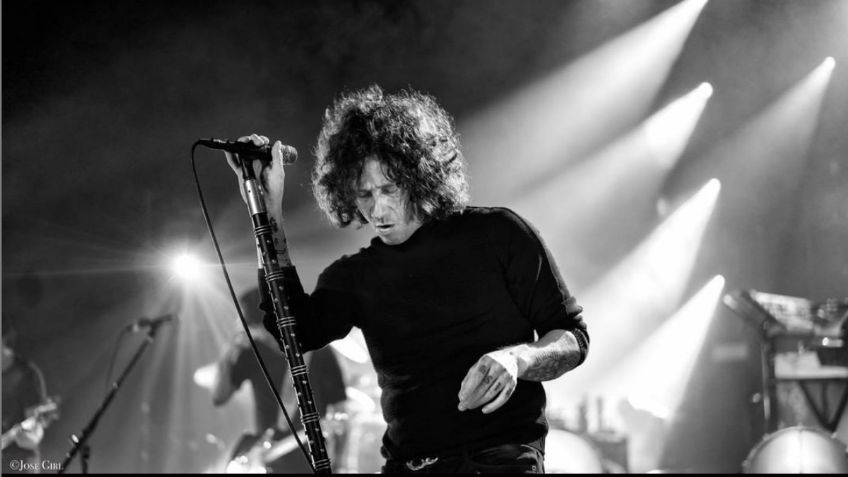 La historia de como Enrique Bunbury pasó de tocar el bajo a cantar en Héroes del Silencio