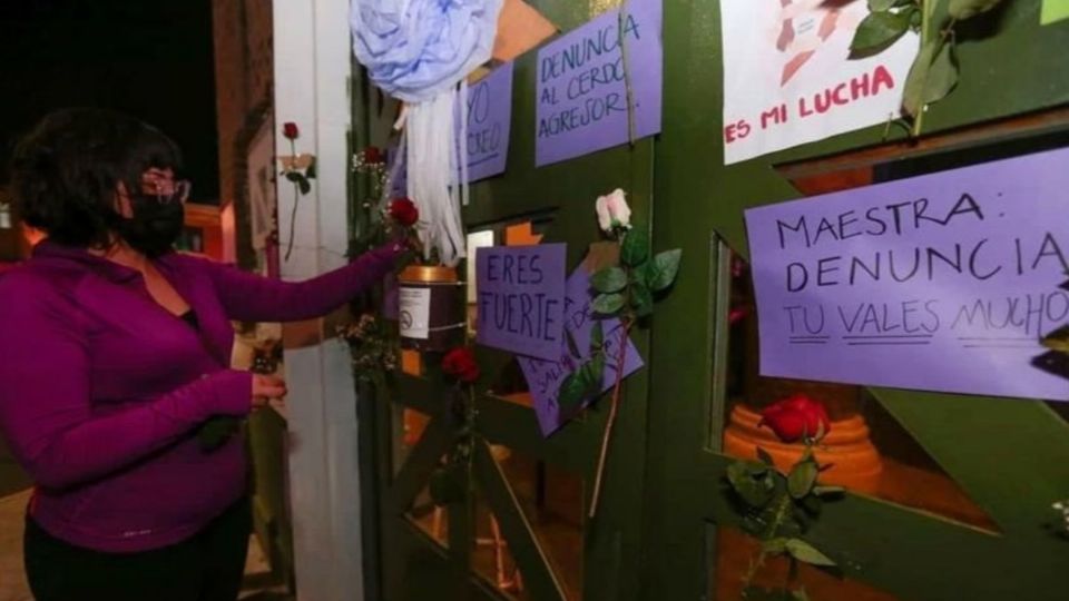 Feministas externaron su apoyo a la maestra con pancartas en la institución académica. Foto: @brujasdelmar