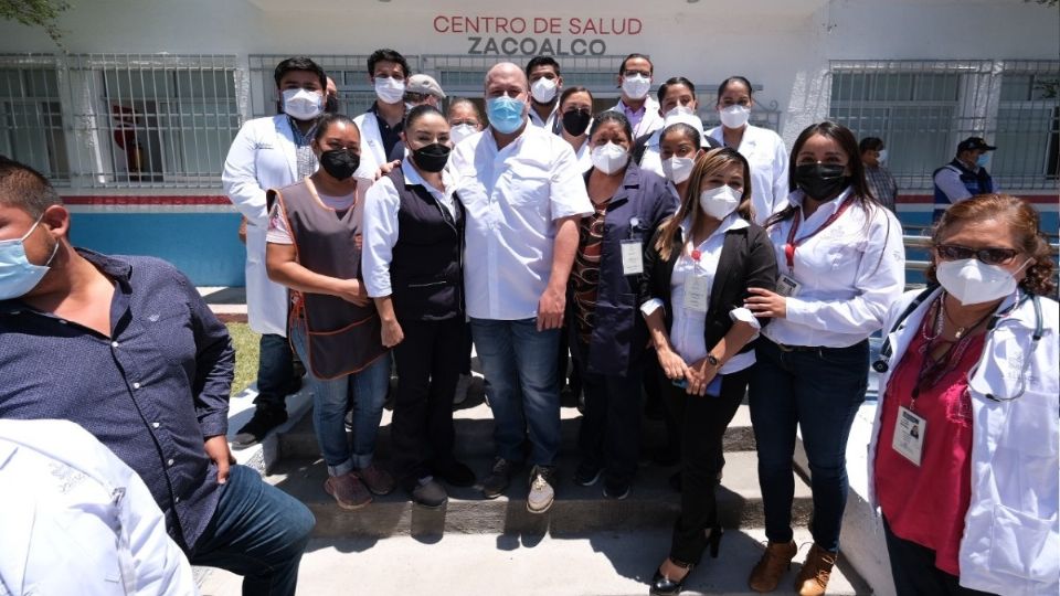 En el municipio de Acatlán de Juárez estuvo inspeccionando los trabajos de rehabilitación en el Centro de Salud Foto: Especial